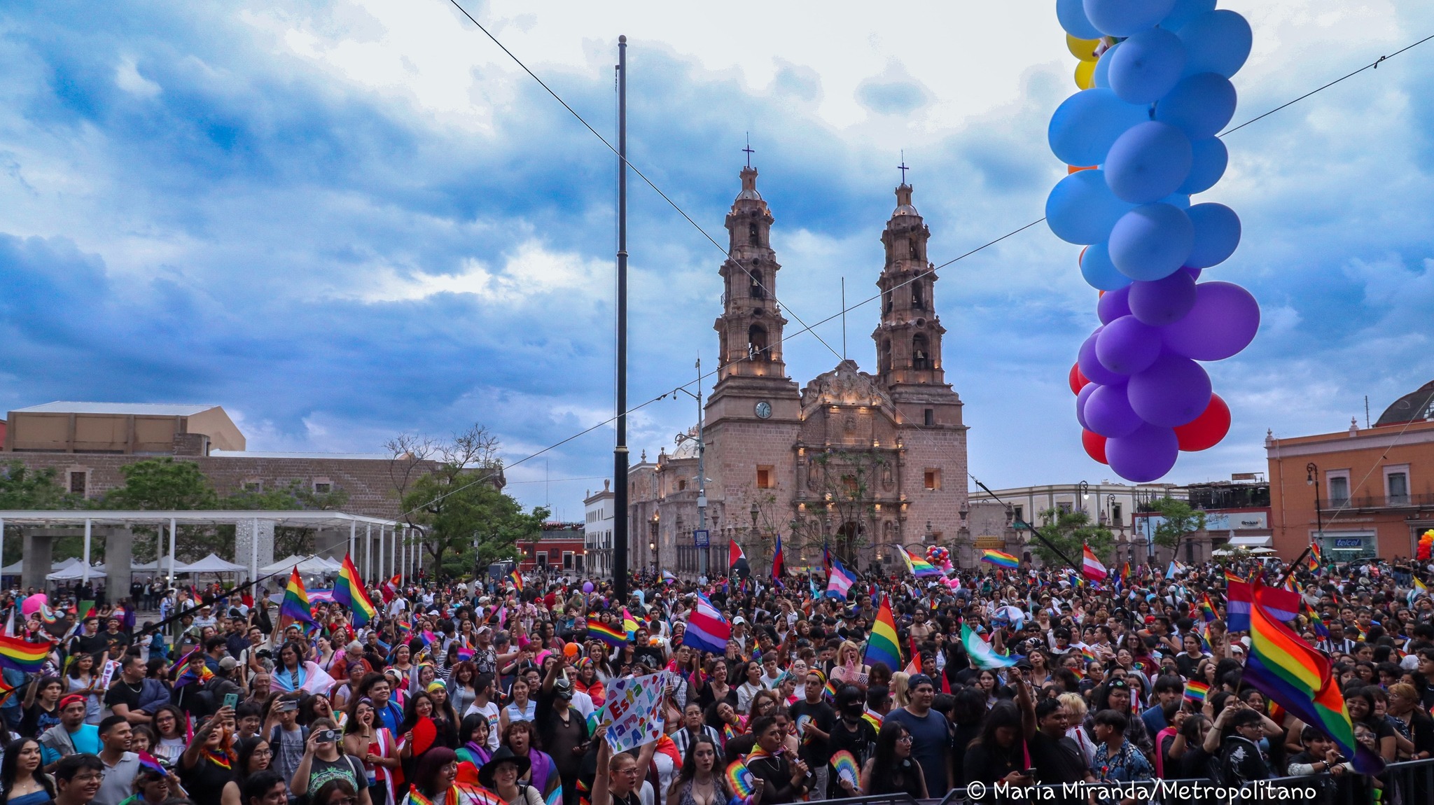 Más de 10 mil personas participaron en la Marcha del Orgullo LGBTTTIQ+ ...